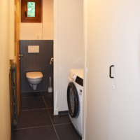 Toilettes et lave-linge dans l'un des gîtes espace tribu chez François, gîtes à Conques